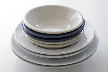 Weiße und blaue Teller