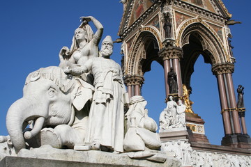 Fototapeta na wymiar Posągi Albert Memorial w Londynie
