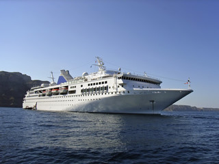 Fototapeta na wymiar Cruiseship in Greece