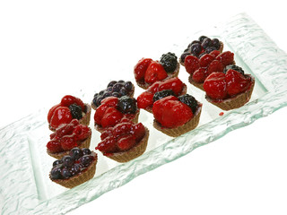 frucht tartelettes mit erdbeeren und brombeere