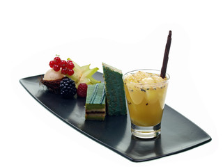 bananen prosecco bowle,grüntee biskuitkuchen,frische früchte