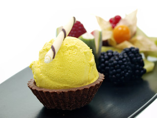 mangosorbet mit frischer obstplatte