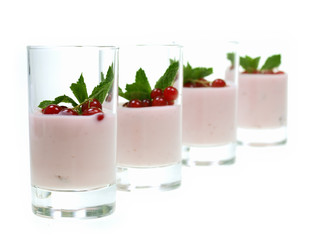 johannisbeeren auf himbeerjoghurt