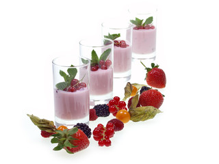 johannisbeeren auf himbeerjoghurt