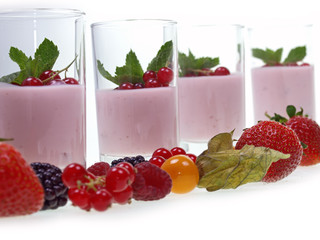 johannisbeeren auf himbeerjoghurt