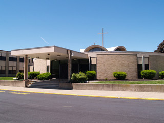Fototapeta na wymiar Wejście do szkoły katolickiej