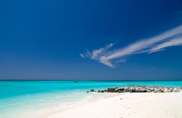 Strand mit Felsen