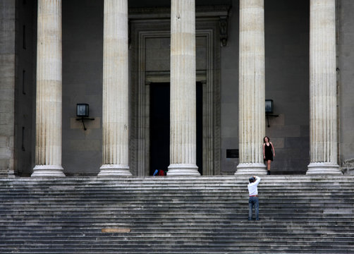 colonne con fotografo e modella