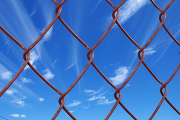 Fototapeta premium cerca, verja, frente al cielo azul