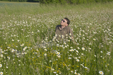 Mann macht Pause im Gras
