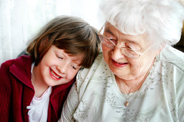 Großmutter und Enkelin