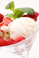 Ausschnitt von Eis mit Himbeeren