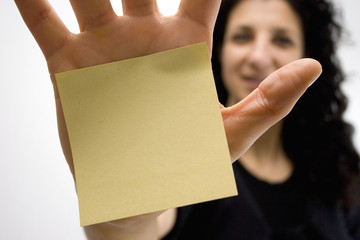 Frau mit Notizzettel