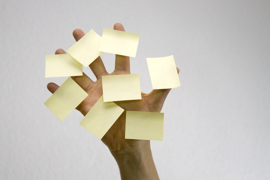 Hand mit Notizzettel