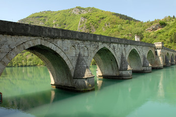 Fototapeta na wymiar Stary kamienny most w Wyszehradzie