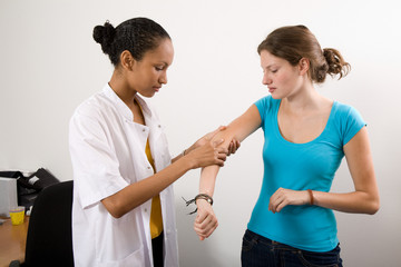 Obraz premium Checking her patient's arm