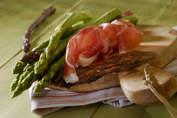 Purpurspargel, Grünspargel und Parmaschinken