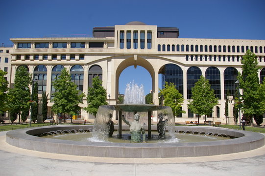 Place d'Ath&egrave;nes dans le quartier Antigone &agrave; Montpellier