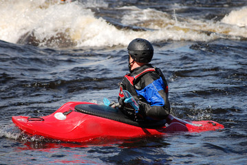Fototapeta na wymiar Kayaker w czerwonej łodzi
