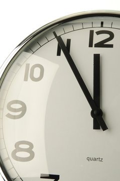 Uhr mit grossen Ziffern zeigt fünf vor Zwölf