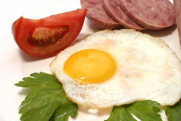 sausage slices with fried egg and tomato