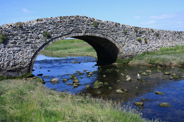 Fototapeta na wymiar Stary most w Abberfraw