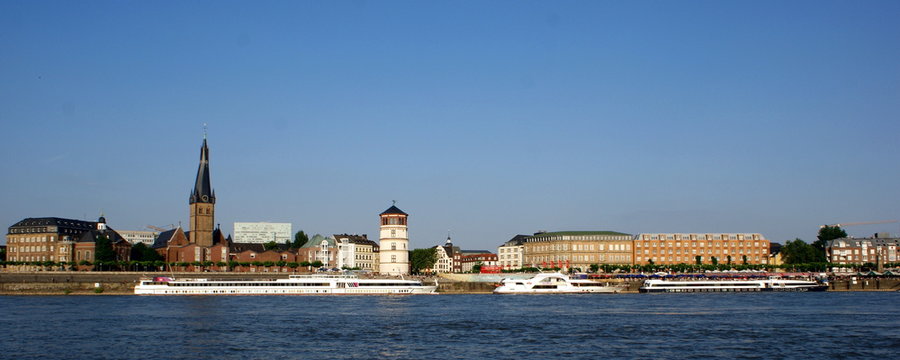 Düsseldorf am Rhein mit Lambertuskirche und Schlossturm