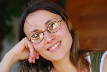 jeune femme portant des lunettes de vue