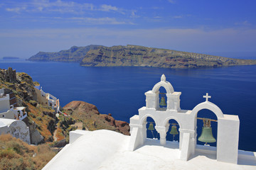 Fototapeta na wymiar Dzwony kościelne w Oia wsi na wyspie Santorini, Grecja