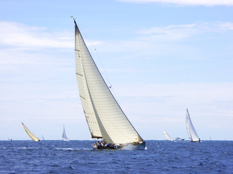 klassische Yacht bei den Voiles d'Antibes