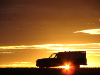 Fototapeta na wymiar Stary samochód o zachodzie słońca