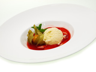 erdbeerkompott mit bourbon vanilleeis