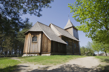 Fototapeta na wymiar Drewniany kościół
