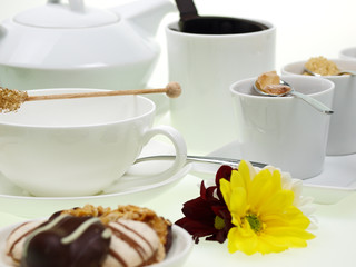 teepause mit braunzucker,kandiszucker  und keks