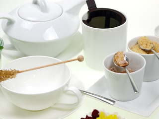 teepause mit braunzucker,kandiszucker  und keks