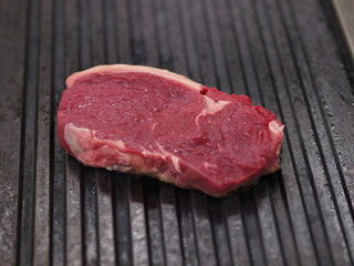 roh argentinisches rindersteak auf dem grill