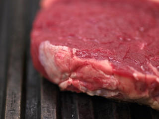 roh argentinisches rindersteak auf dem grill