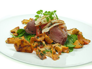 kalbsfilet  mit gebratene pfifferlinge und sommersalat