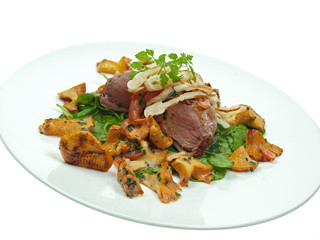 sommersalat mit gebratene pfifferlinge und kalbsfilet