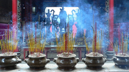 offrandes d'encens dans un temple au Vietnam