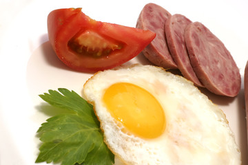 sausage slices with fried egg and tomato