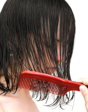 Junge Frau kämmt ihr nasses Haar