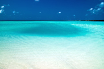 Strandzunge mit türkis-blauem Wasser