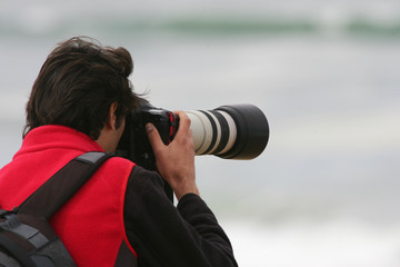 photographe en action sur la plage - obrazy, fototapety, plakaty