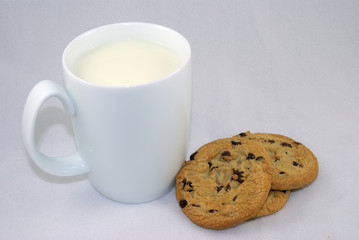 milk and chocolate chip cookies