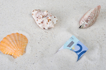 Geld im Sand