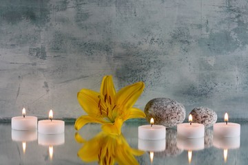 Lilienblüte mit Kerzen und Steinen © Bernd S.