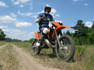 Obraz na płótnie Canvas raider siedzi na rowerze motocross