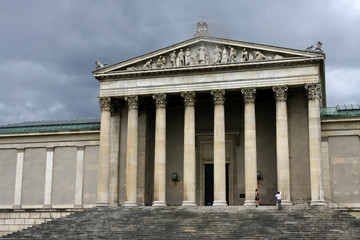 Obraz premium Monaco di Baviera - monumento con fotografo e modella