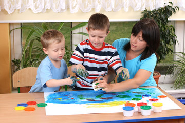 preschoolers and fingerpainting